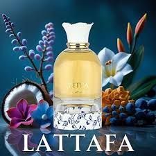 Parfumflesje Lattafa met gele vloeistof, omringd door bloemen en een kokosnoot, tegen een blauwe achtergrond.
