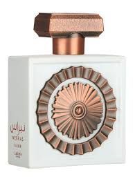 Crèmekleurig parfumflesje met bronzen accenten, omringd door vanilleboon, bloem, karamel en marshmallow.