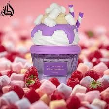 Paarse parfumfles in de vorm van een ijscoupe met marshmallows, op een reflecterend oppervlak.