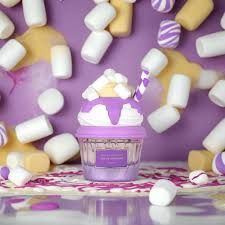 Paarse parfumfles in de vorm van een ijscoupe met marshmallows, op een reflecterend oppervlak.