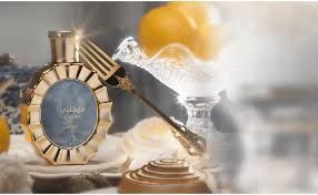 Parfumflesje en doosje. Gouden flesje, blauwe vloeistof, gouden accenten en een bijpassend doosje met patroon.