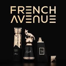 Parfumflesjes van French Avenue op een zwarte achtergrond met een logo in gouden letters.