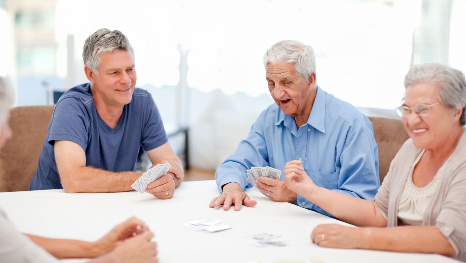 partita a carte tra ospiti della casa di riposo