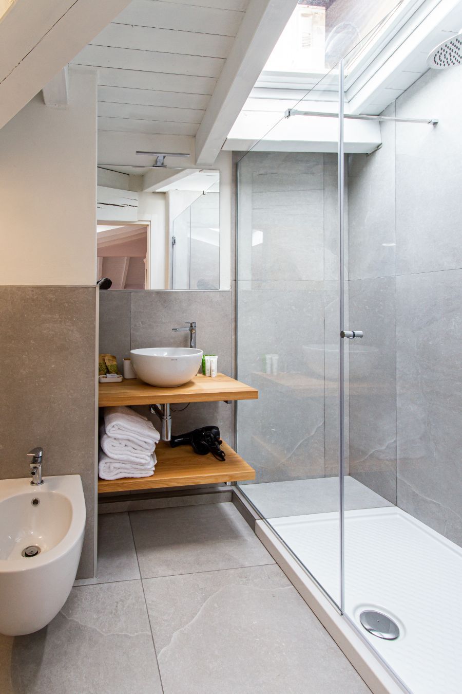 bagno moderno con doccia