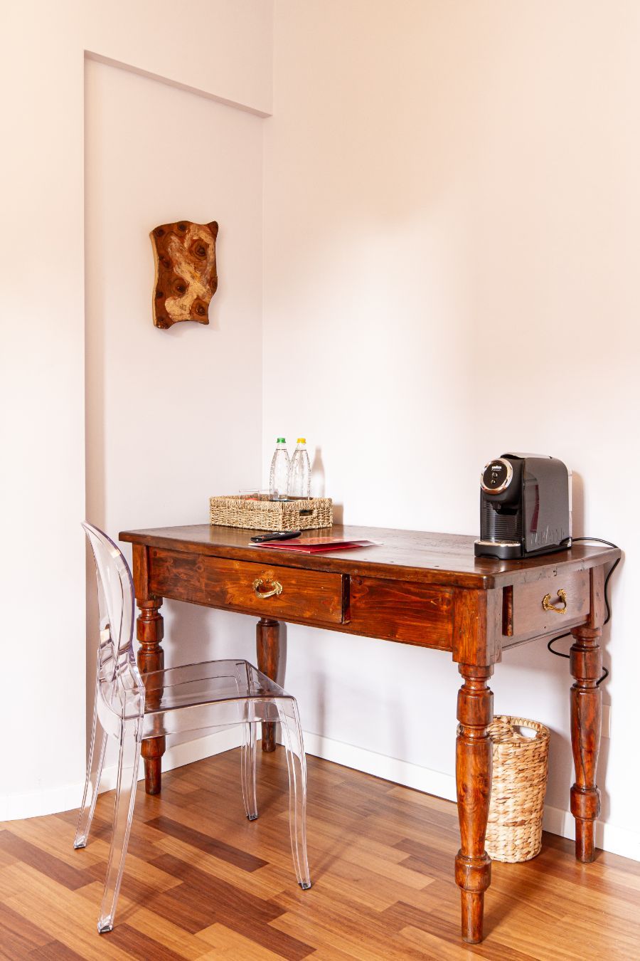 camera d'albergo con scrivania
