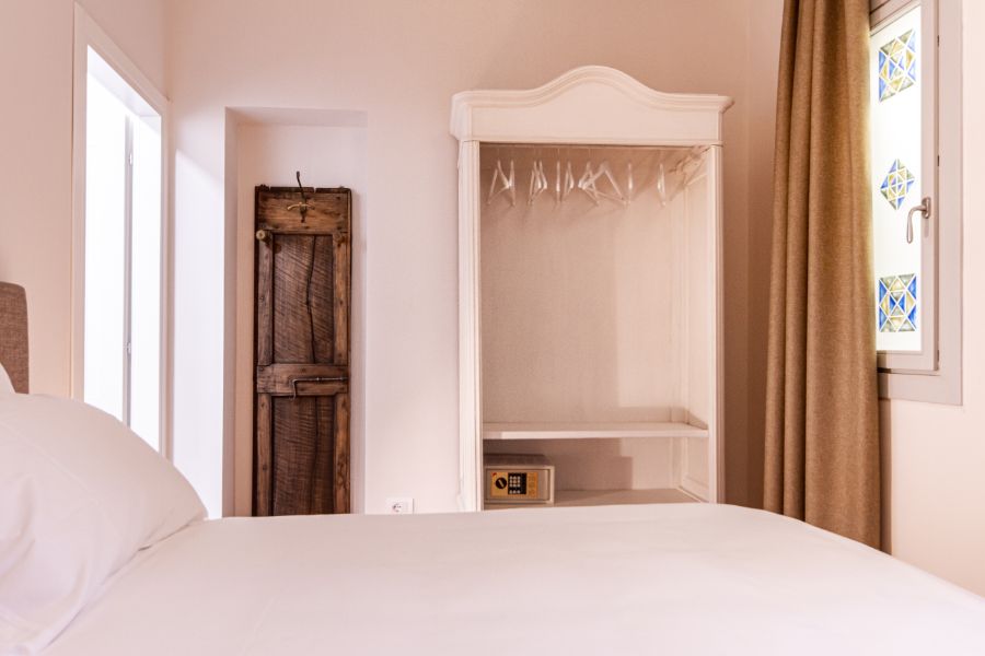 camera dell'hotel con armadio a vista