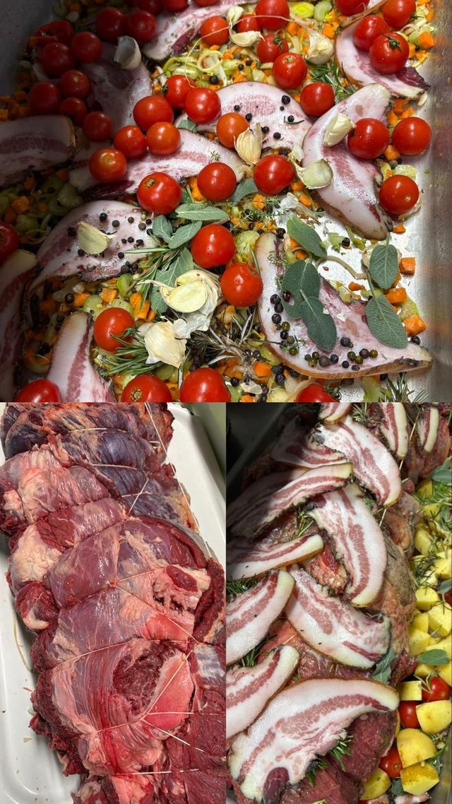 Assortimento di salumi e insalata di pomodorini su un vassoio