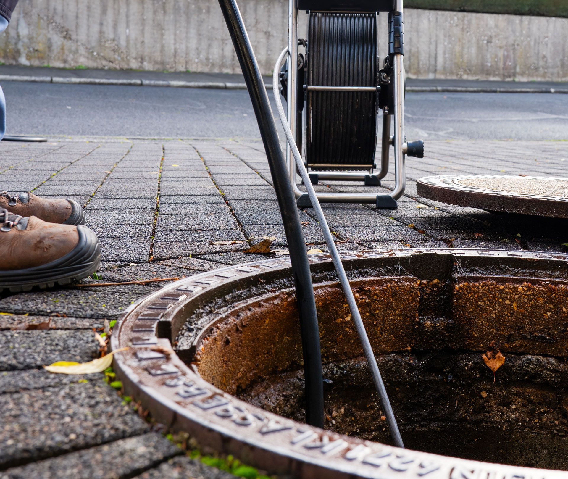 A manhole cover with the word wasser on it