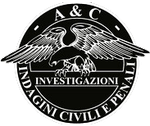 un logo bianco e nero di un'aquila in un cerchio .