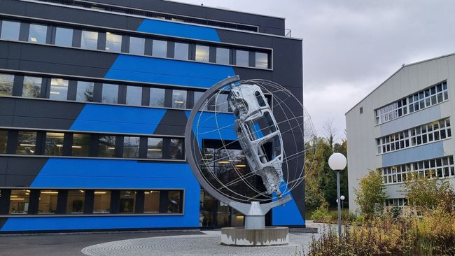 Eine schön beleuchtete Garage mit parkierten Autos