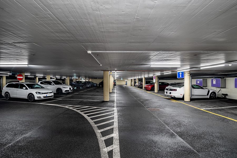 In einem Parkhaus sind viele Autos geparkt.