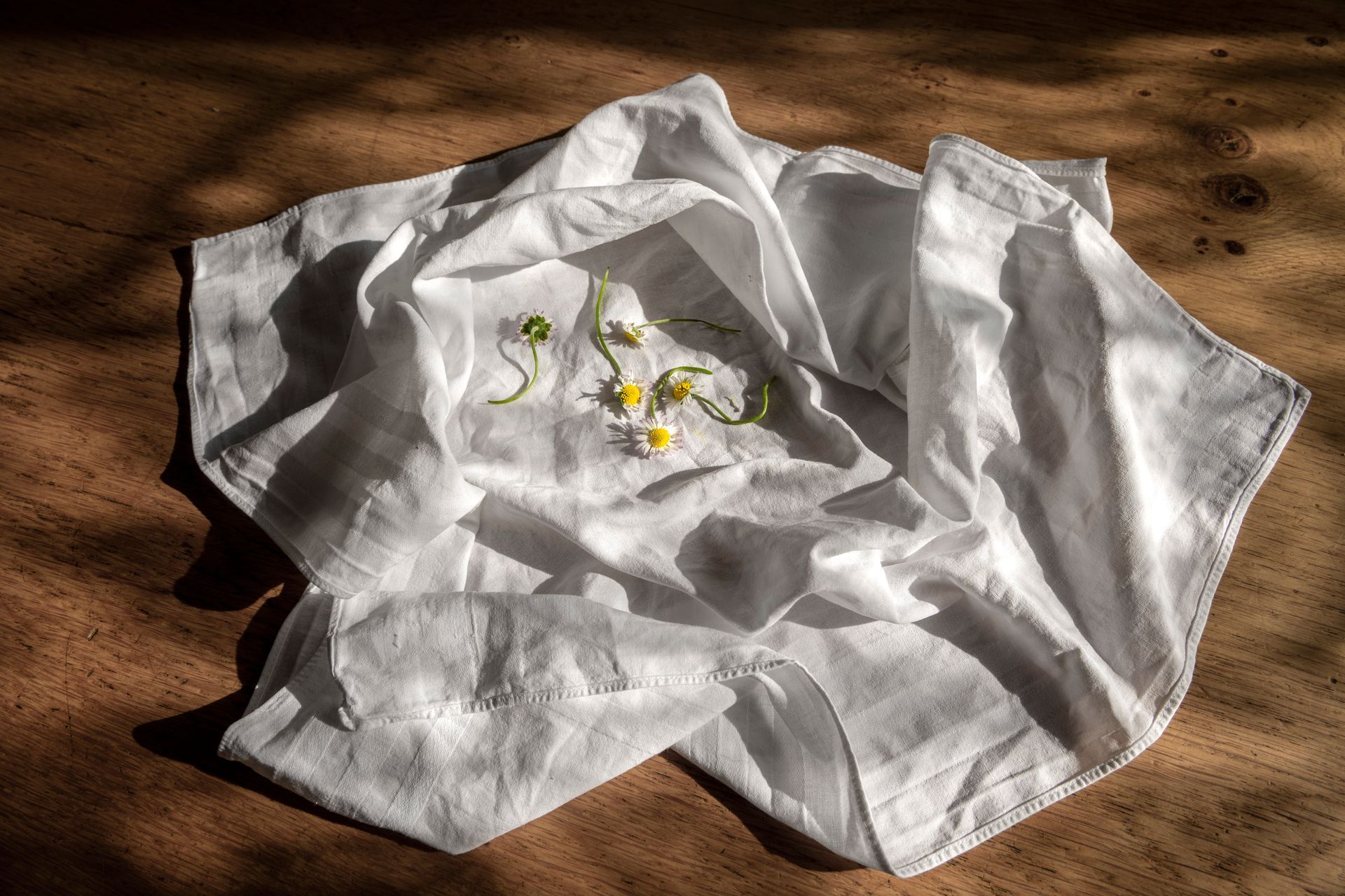 Foto: Marijn Westhuis. 'Keepsake' witte zakdoek met kleine bloemetjes, troost, verlies, rouw, liefde. 