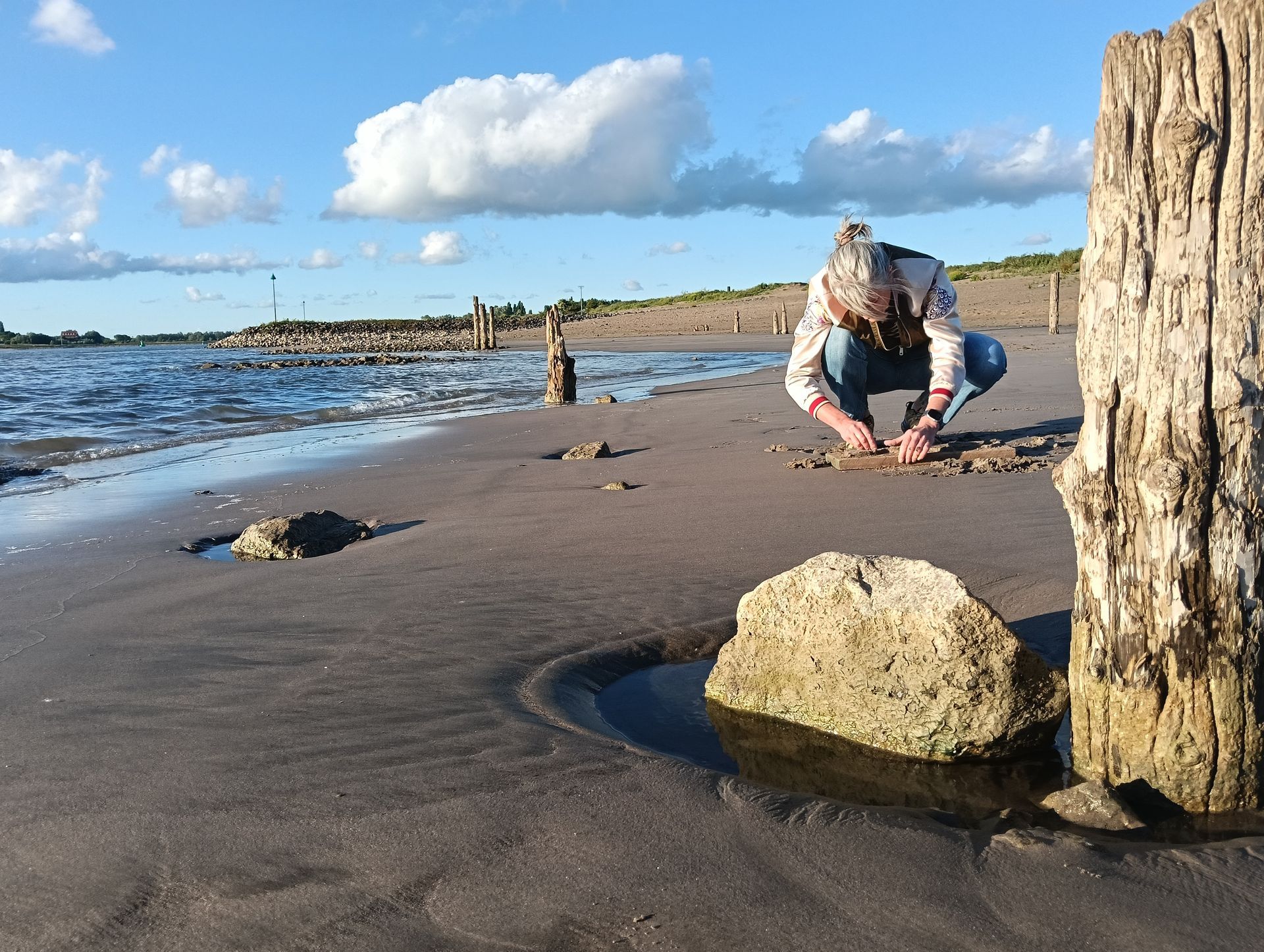 Foto: Monique Verber. Persoonlijk ritueel 'Een Rode Draad', rivieroever. Vriendschapsverdriet, afscheid nemen, ritualiseren. 