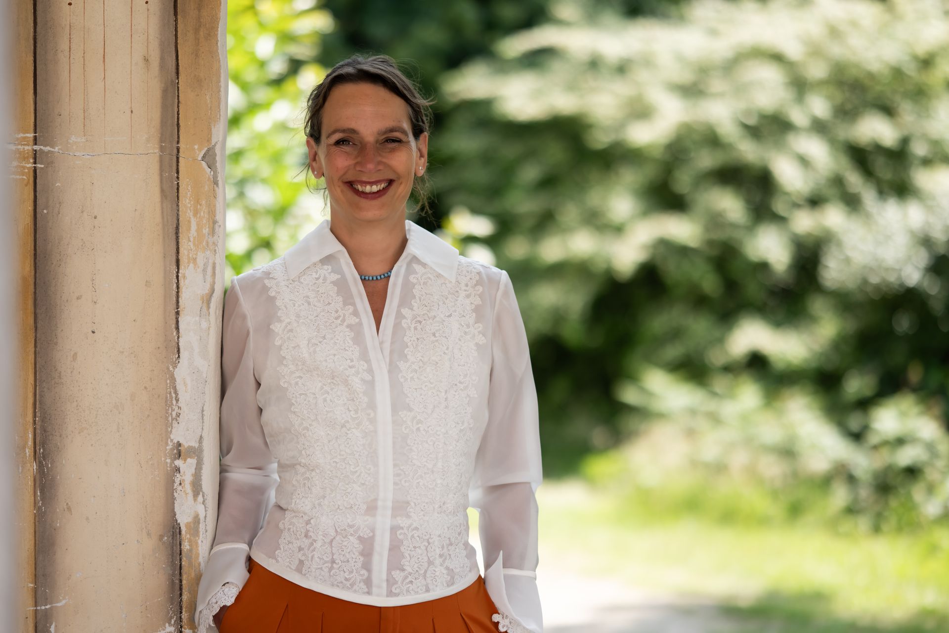 Foto: Hans Wijnhoven. Portret Monique Verber, ritueelbegeleider, uitvaartspreker  Een Rode Draad.  Museumpark Orientalis.