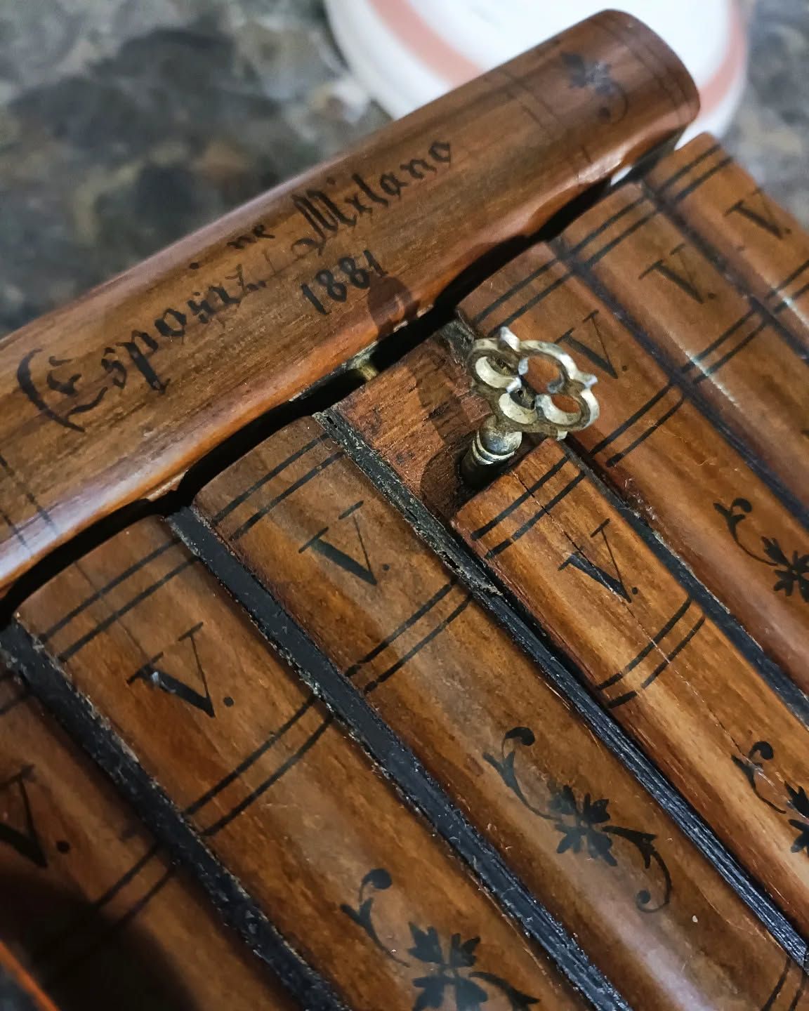 Una scatola di legno con l'anno 1881 sopra