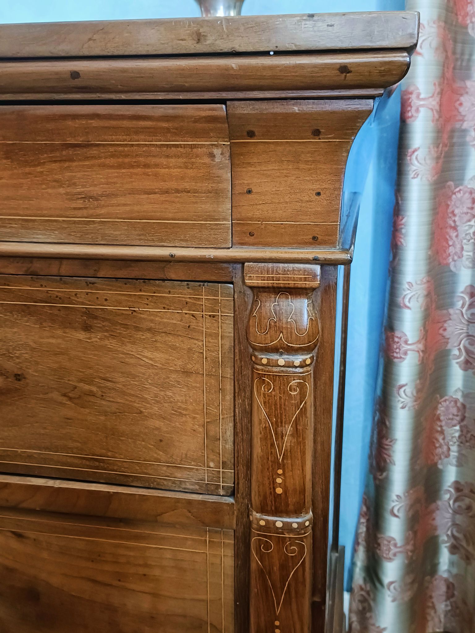 Primo piano di una cassettiera in legno in una stanza.