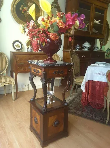 Un vaso di fiori è appoggiato su un tavolo di legno in un soggiorno.