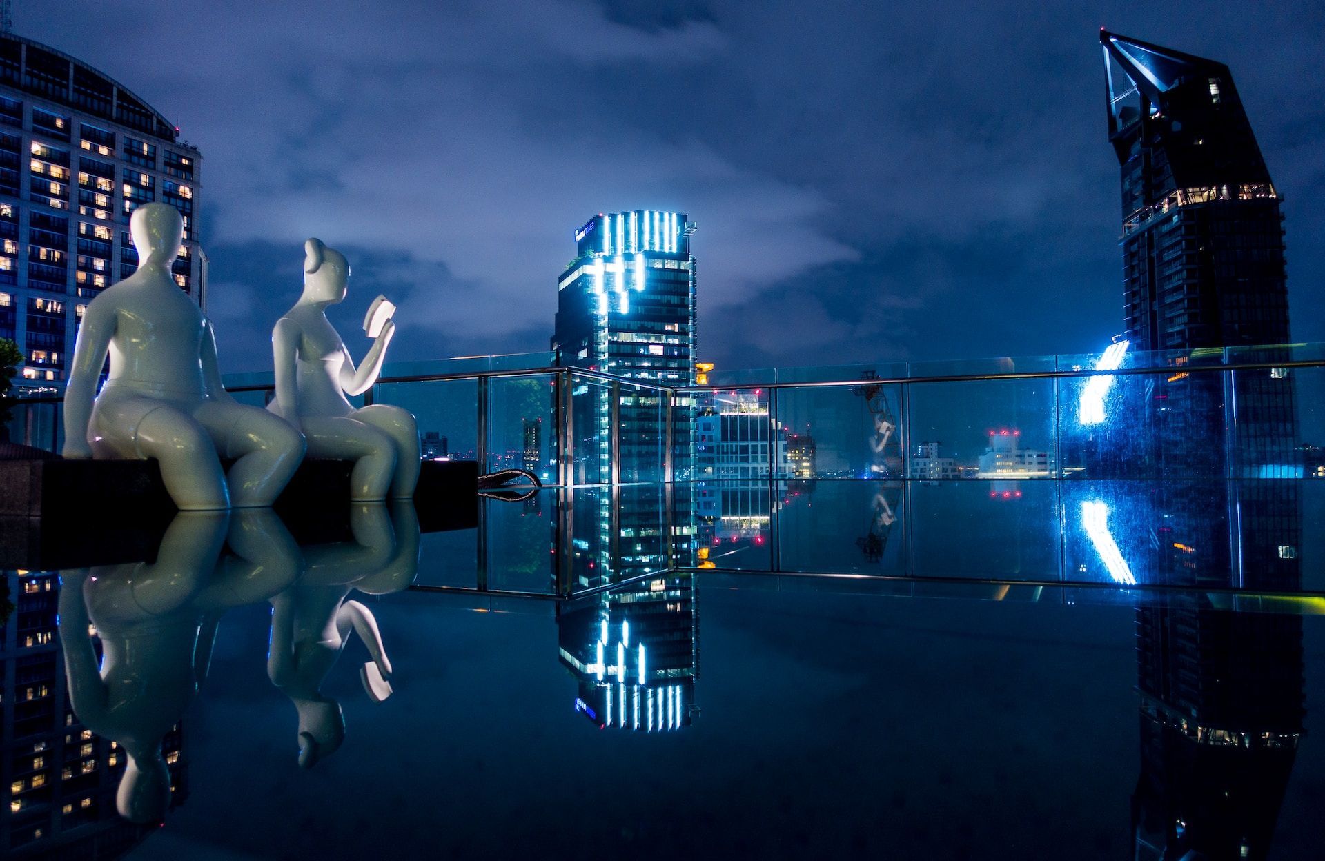 Bangkok Hilton, a rooftop infinity pool located in Sukhumvit