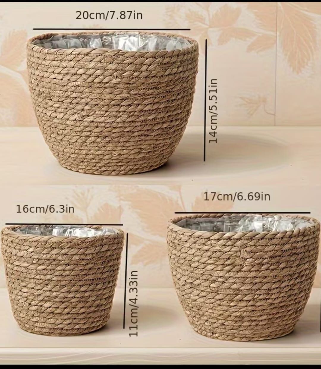 Tres cestas de mimbre color beige para macetas, de diferentes tamaños, con sus dimensiones indicadas sobre un fondo claro.