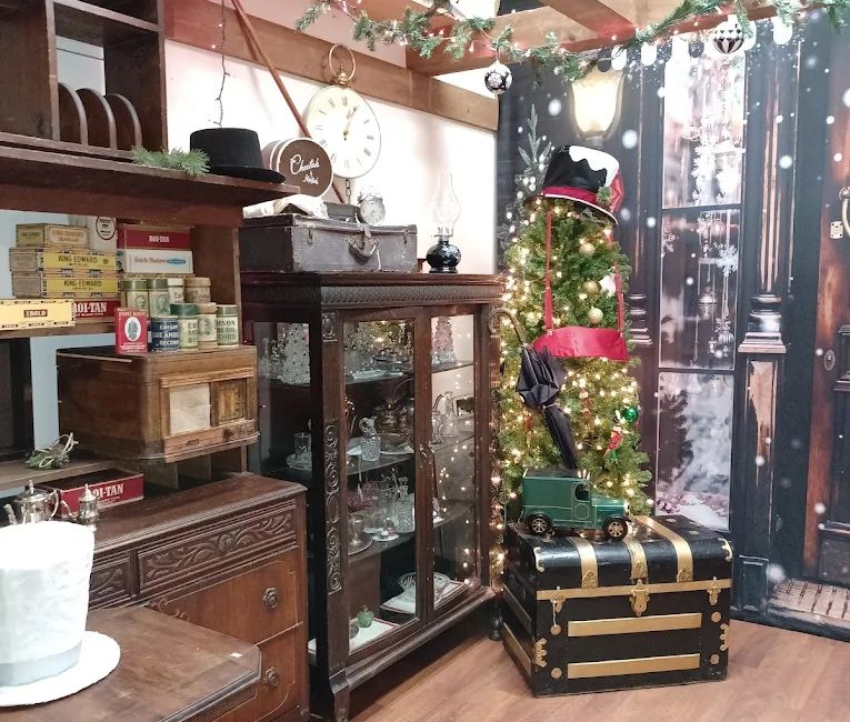 Antique Retail Store in Monticello, KY Antique Retail Store in Monticello, KY