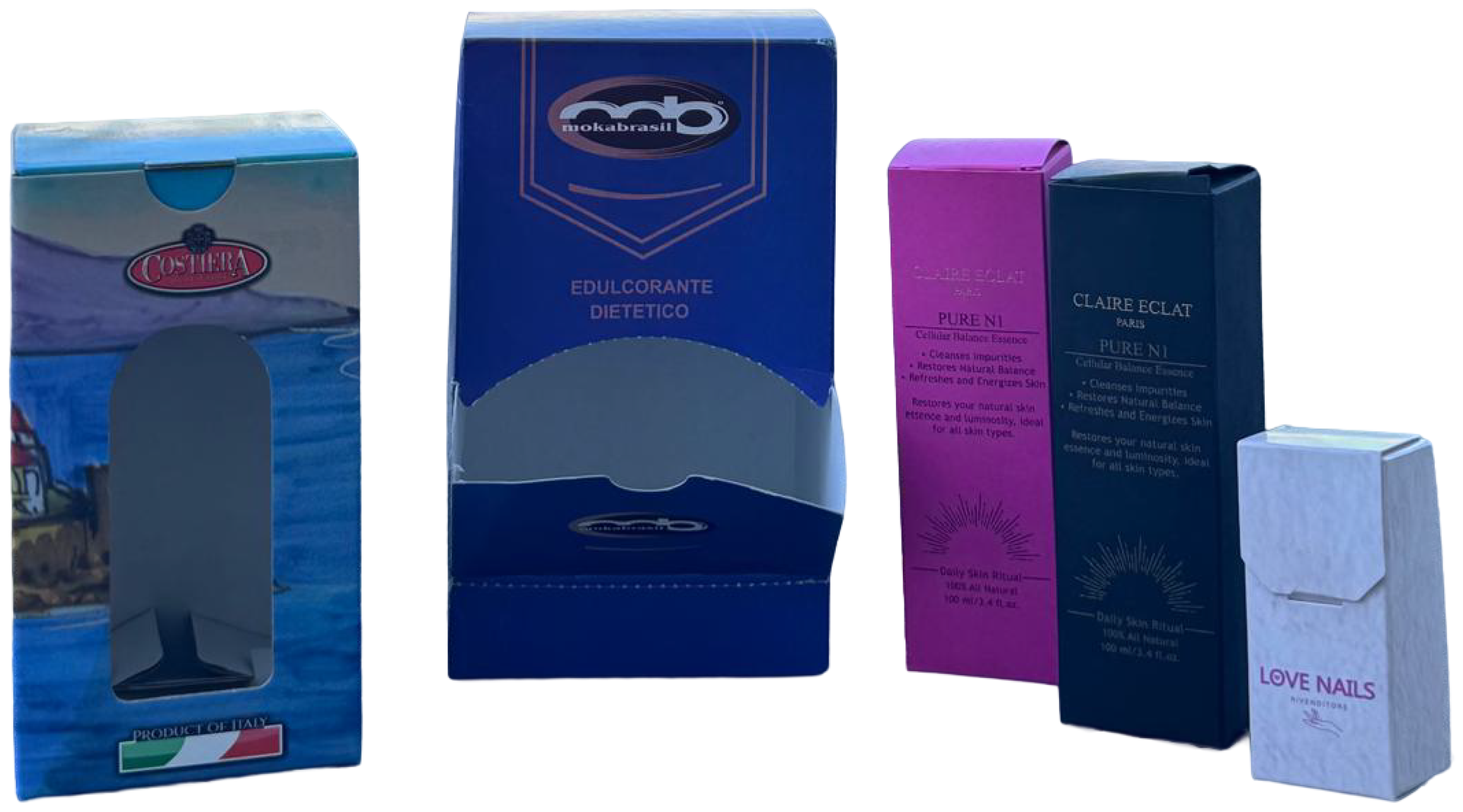 Scatole di imballaggio di vari prodotti, blu e viola, disposte su uno sfondo bianco.