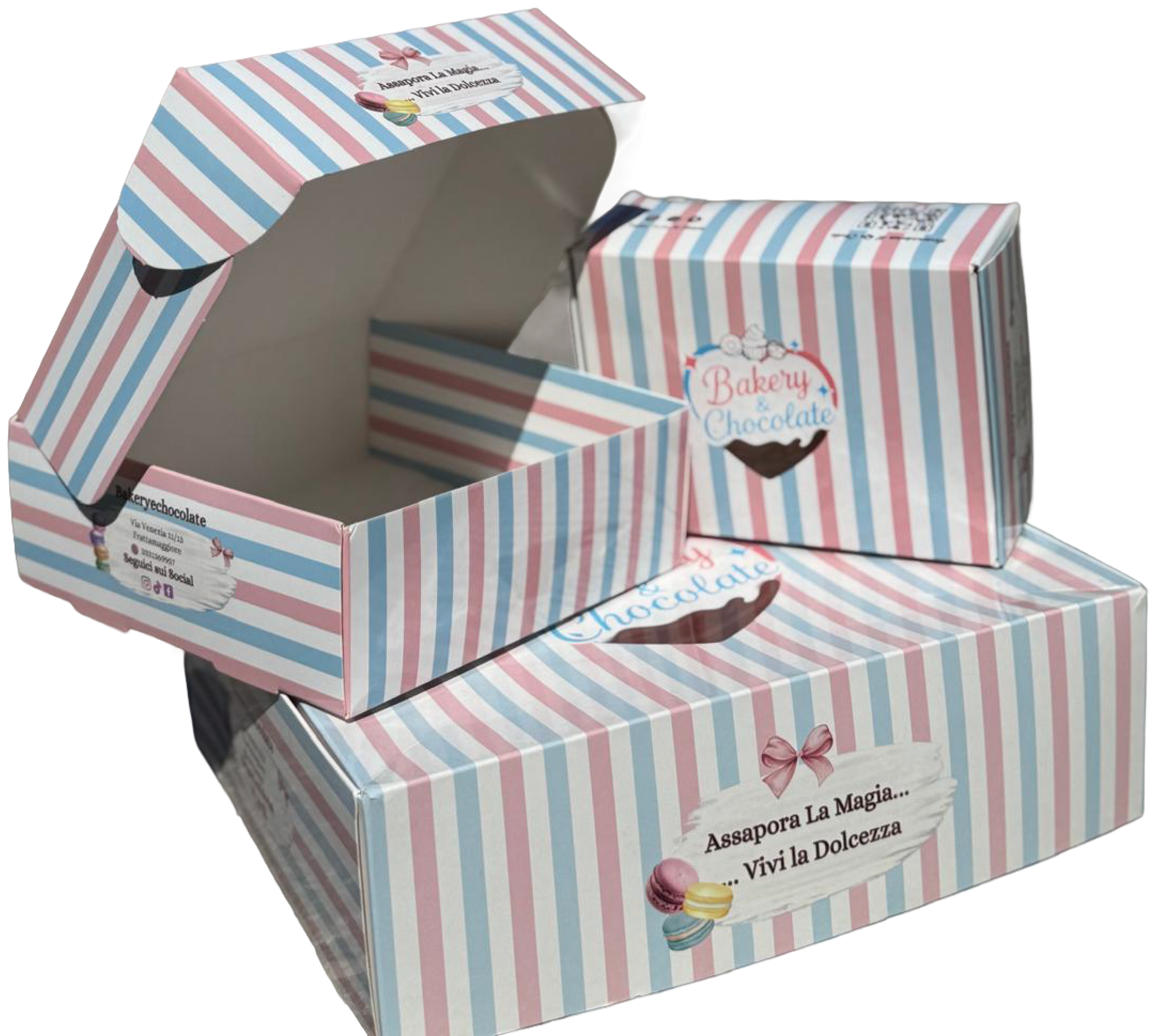 Scatole regalo a righe color pastello con etichette a forma di cuore, una delle quali aperta con interno a righe.