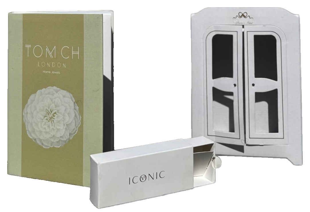 Set di confezioni per profumo bianche con scatola verde, scatola bianca e vetrina bianca decorata.