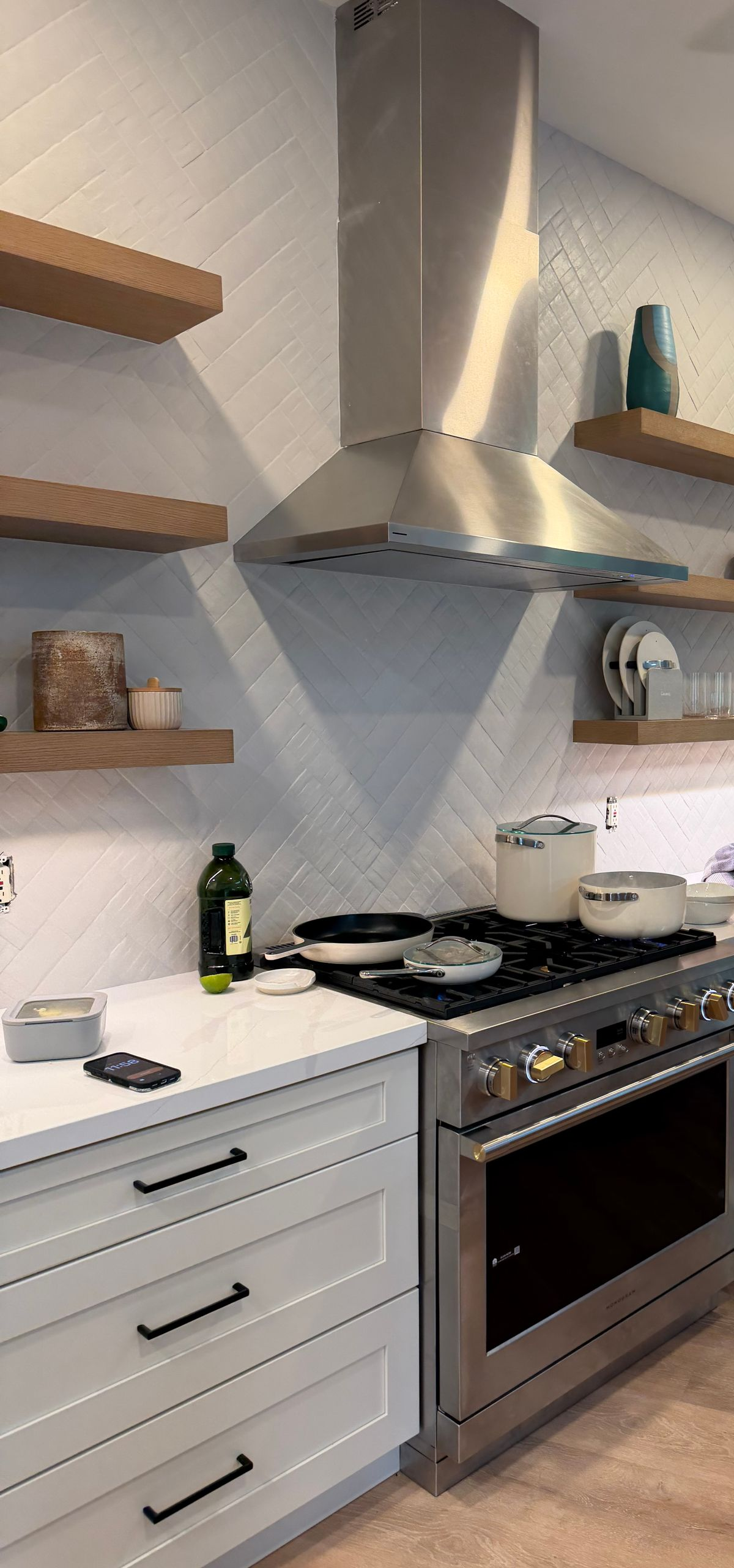 Modern kitchen with herringbone pattern backsplash with white clay tiles.