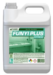 Jarra de limpieza blanca con la etiqueta “FUNNY PLUS CITRICO” y asa y etiqueta verdes.