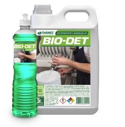 Botella de limpiador BIO-DET y garrafa grande de recarga, líquido verde, con una persona limpiando un fregadero.