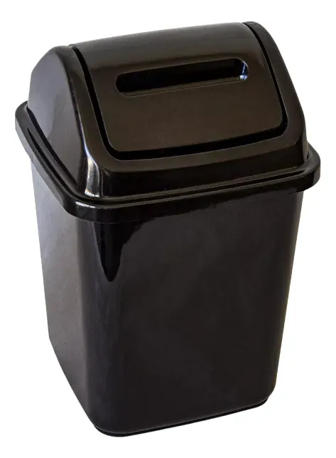Cubo de basura de plástico negro con tapa ranurada sobre fondo blanco