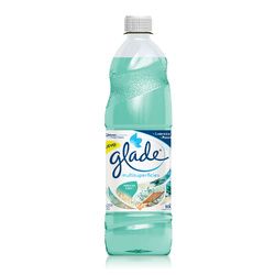 Botella de ambientador Glade morado con tapa blanca sobre fondo blanco