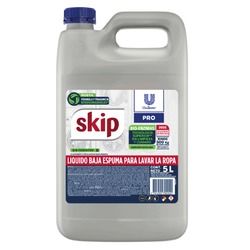 Envase de detergente líquido Skip, envase gris con tapa azul y etiqueta roja y blanca, 5 litros.