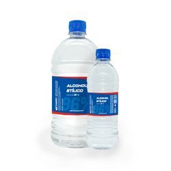 Dos botellas de desinfectante de manos a base de alcohol con tapones azules y etiquetas azules sobre un fondo blanco.