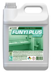 Jarra de limpieza blanca con la etiqueta “FUNNY PLUS CITRICO” y asa y etiqueta verdes.