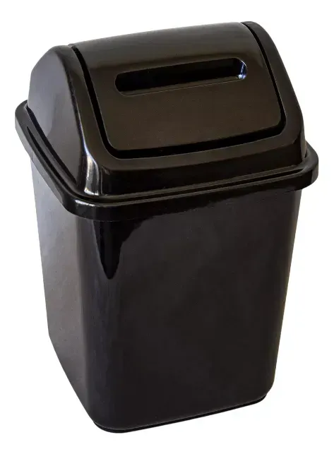 Cubo de basura de plástico negro con tapa ranurada sobre fondo blanco