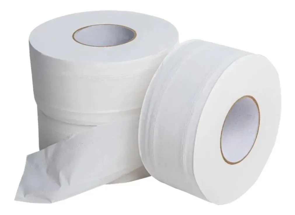 Rollos de papel higiénico blancos apilados sobre un fondo blanco.