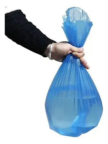 Mano sosteniendo una bolsa de plástico azul llena de agua.
