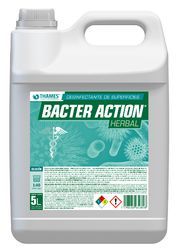 Bidón blanco de 5 litros con la etiqueta "Bacter Action Herbal" (Limpiador desinfectante herbal).