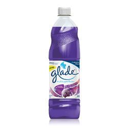 Botella de ambientador Glade morado con tapa blanca sobre fondo blanco