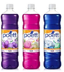 Tres botellas de suavizante de telas Poett en color morado, rosa y azul con etiquetas florales.