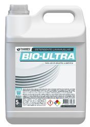 Garrafa blanca de 5 galones con la etiqueta “BIO-ULTRA”, producto químico de limpieza industrial, con asa y tapa.