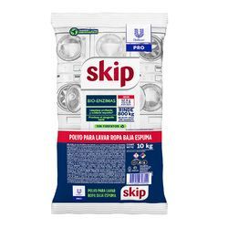 Bolsa de detergente Skip con empaque blanco, azul y rojo y gráficos de espuma.