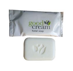 Jabón de hotel Good Cream en envoltorio plateado con pastilla de jabón blanca