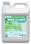Jarra blanca de limpiador de manos con etiqueta y asa verdes y azules, aislada sobre fondo blanco.