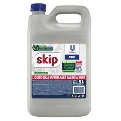 Envase de detergente líquido Skip, envase gris con tapa azul y etiqueta roja y blanca, 5 litros.