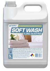 Botella de plástico blanco para detergente para ropa con la etiqueta “Soft Wash”, decorada con flores y una tapa azul.