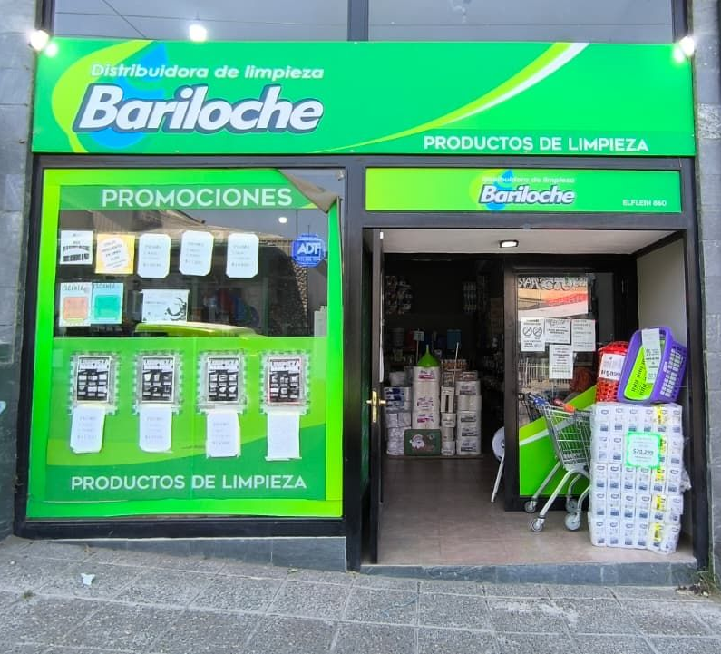 Tienda de artículos de limpieza Green Bariloche con productos en exhibición y entrada abierta.