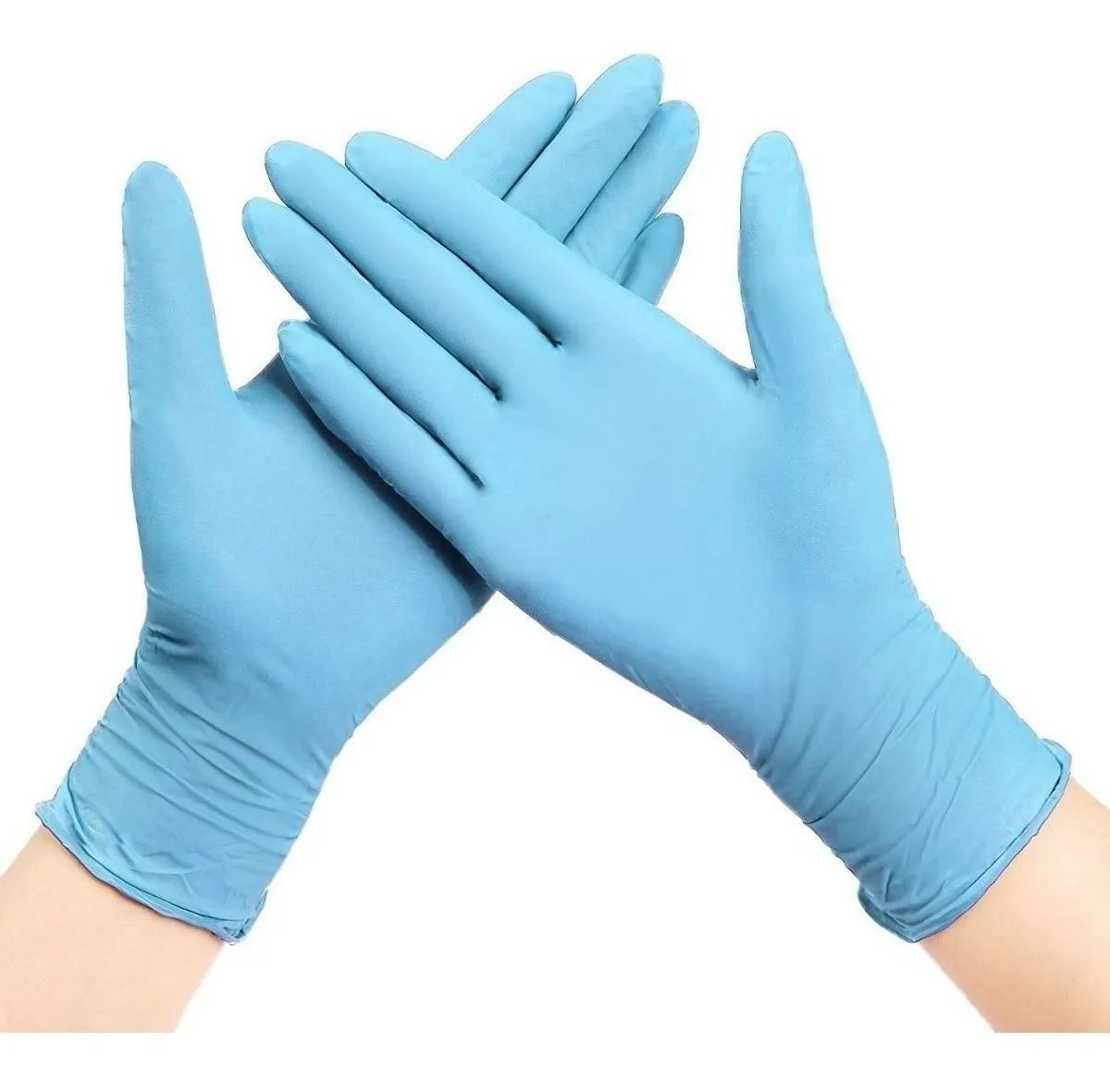 Un par de guantes desechables de color azul claro cruzados sobre un fondo blanco.
