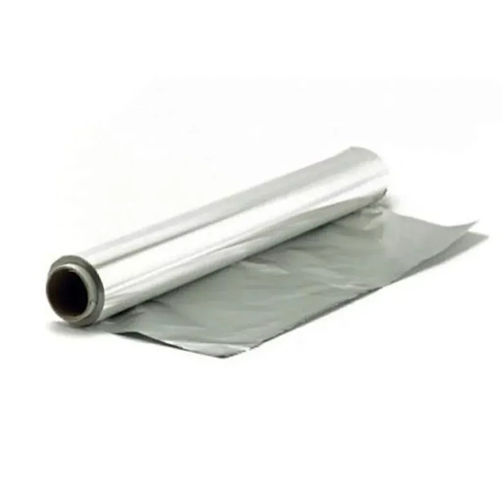 Rollo de papel de aluminio parcialmente desenrollado sobre un fondo blanco.